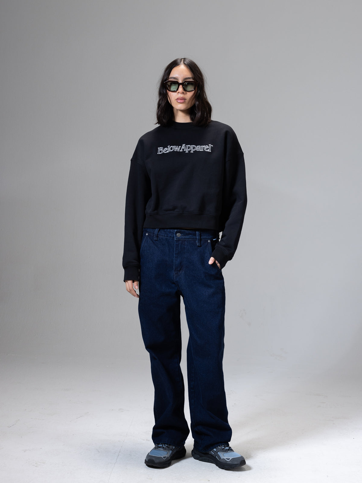 BASIC CREWNECK WOMAN OUTLINE BLACK