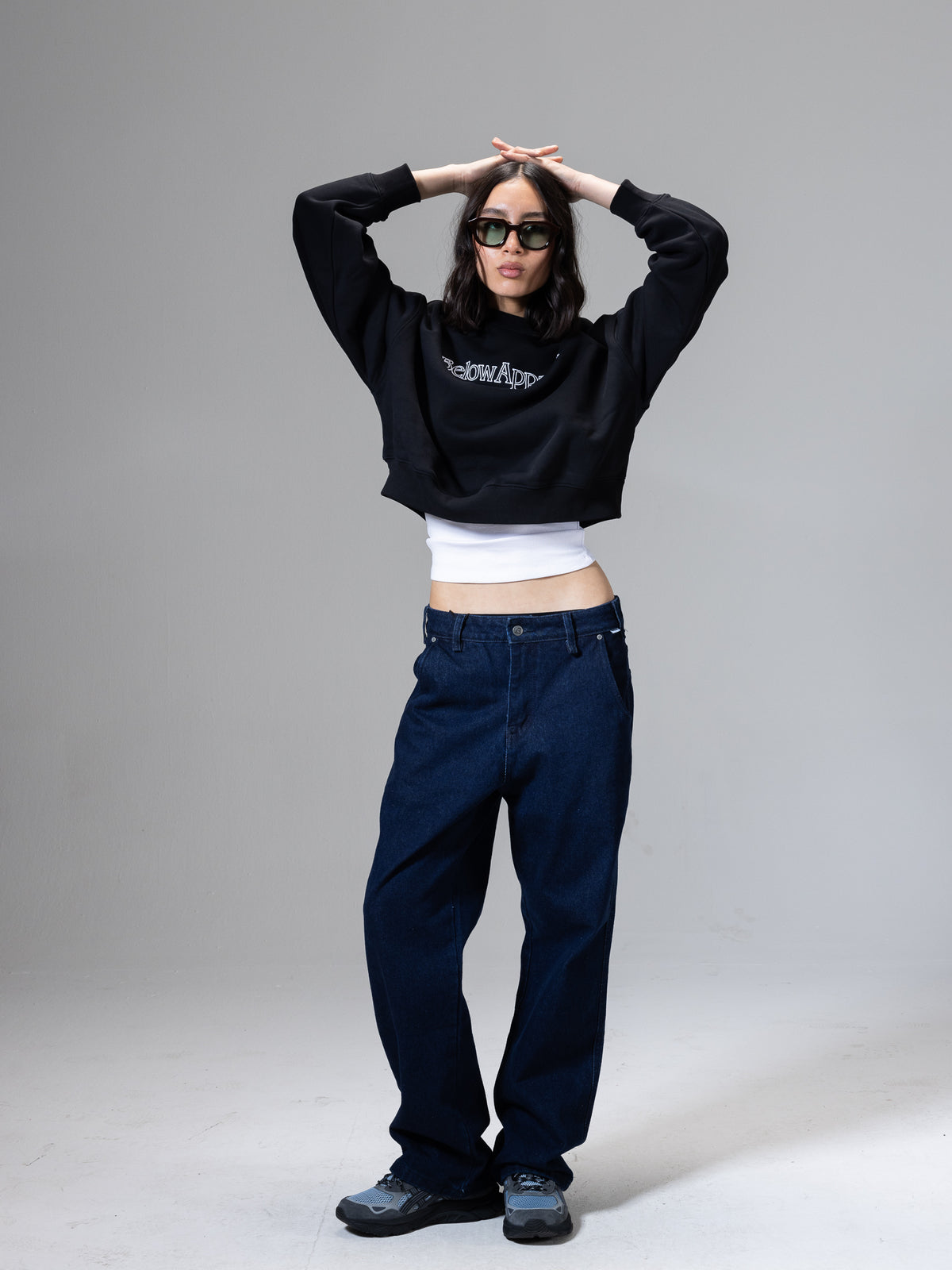 BASIC CREWNECK WOMAN OUTLINE BLACK