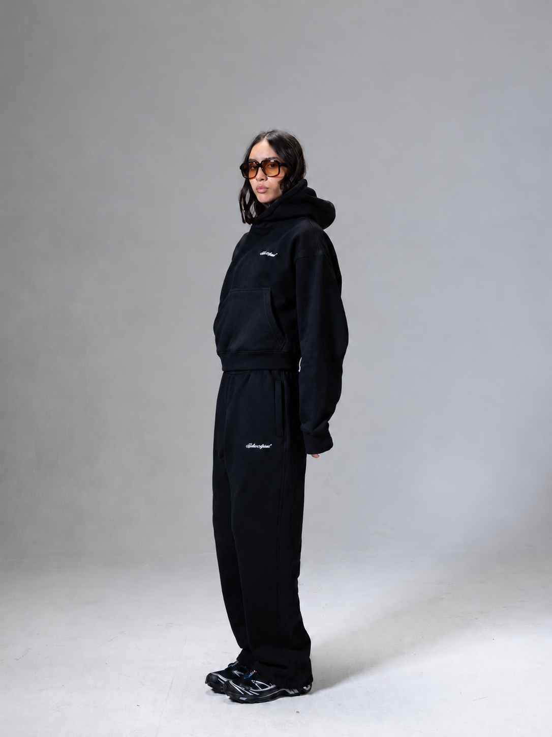 BASIC HOODIE WOMAN SIGN BLACK