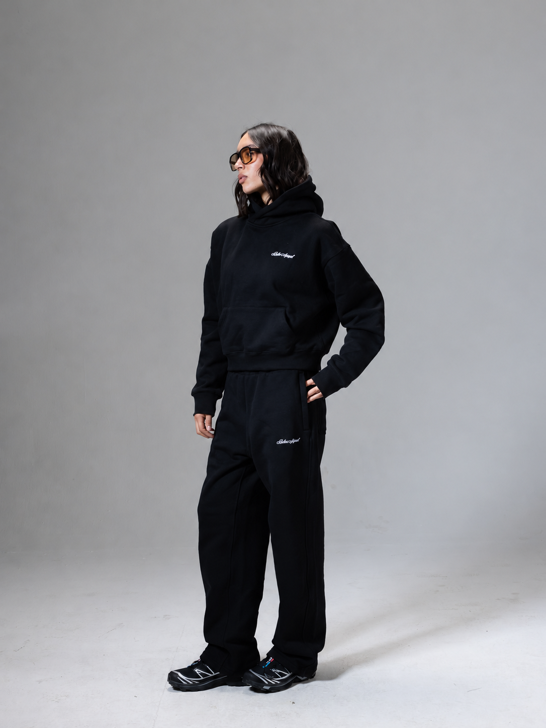 BASIC HOODIE WOMAN SIGN BLACK